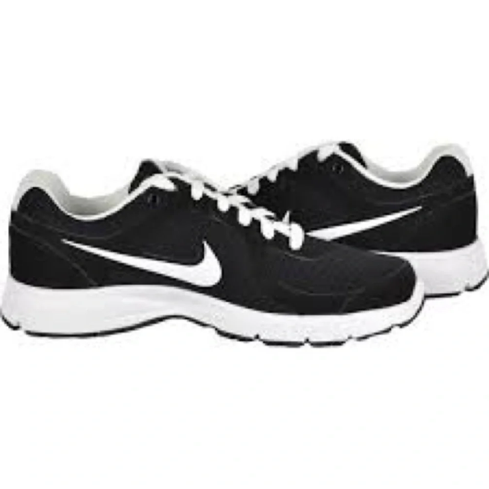 Nike Air Relentless Running Black  and White Athletic Sneakers 8.5 NWT